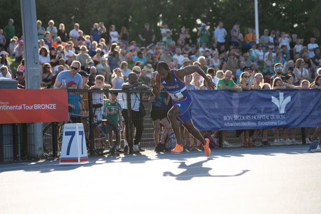 400m athletes at the blocks under floodlights